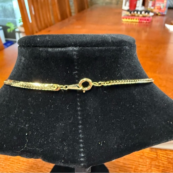 Avon “Golden Accent” Crescent Necklace with Delicate Chain vintage 1988 NIB - Picture 4 of 7